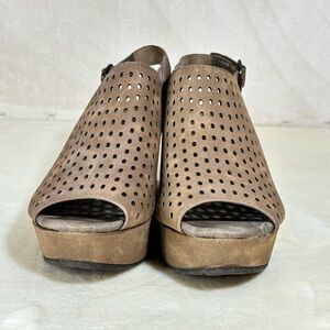 Women’s Pierre Dumas Taupe Wedge Sandals Size 9